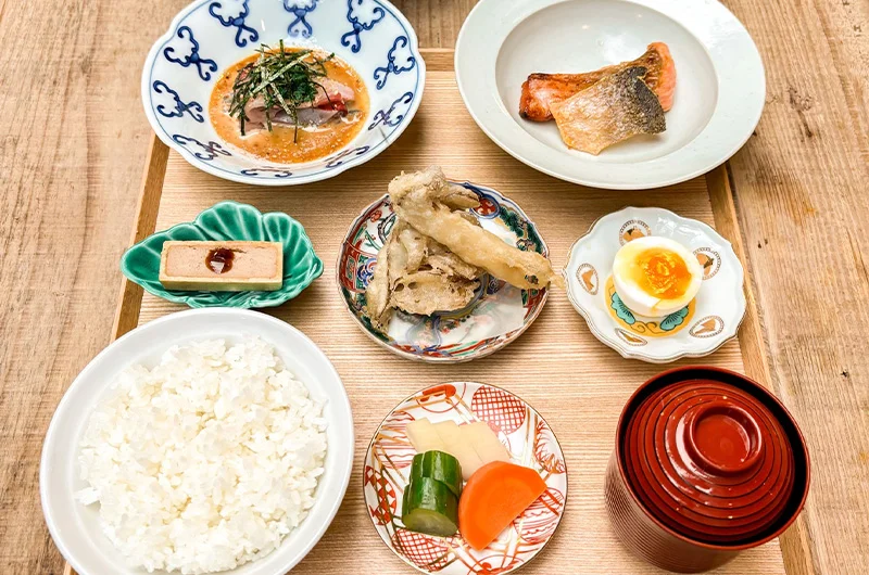 複数の和食料理を盆に並べた和食御膳