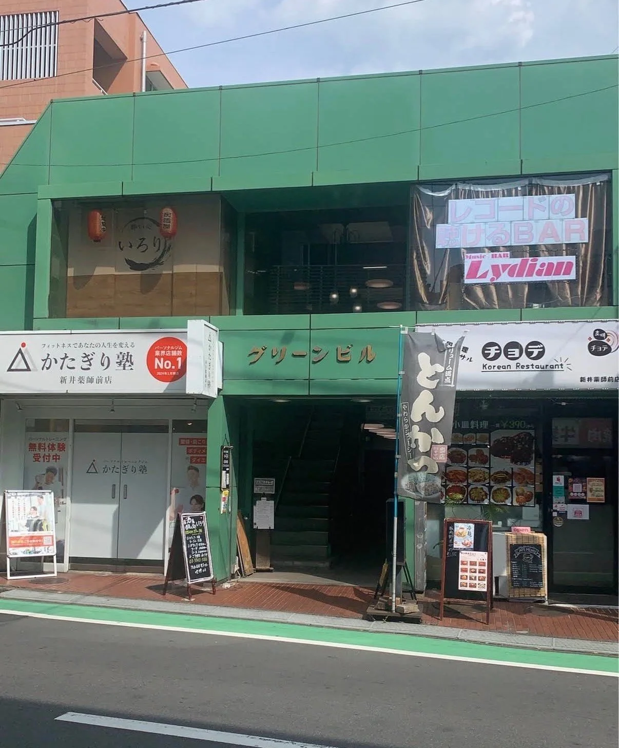 焼き目を付けた海老のグリルを白い皿に盛り付けた一皿